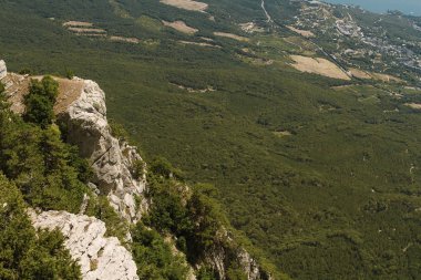 Kayalar ve dağın zirvesine denizden güzel manzaralarını 