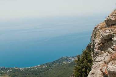 Kayalar ve dağın zirvesine denizden güzel manzaralarını 