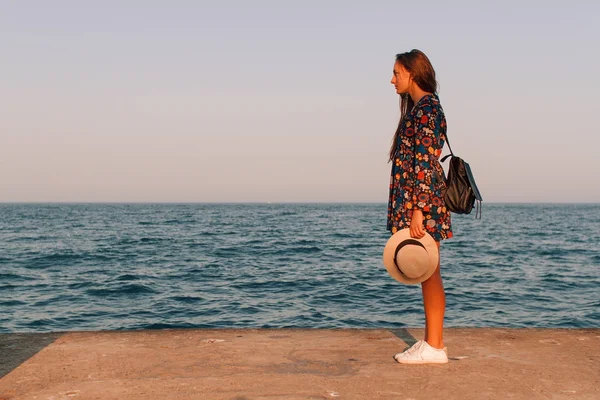 Hermosa chica con una hermosa sonrisa contra el mar y las montañas — Foto de Stock