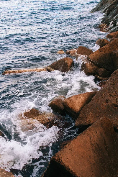 Le onde del mare si infrangono sulle pietre — Foto Stock