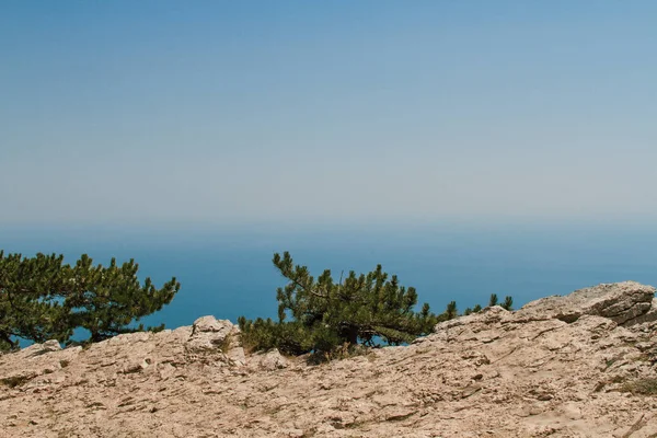 Kayalar ve dağın zirvesine denizden güzel manzaralarını — Stok fotoğraf