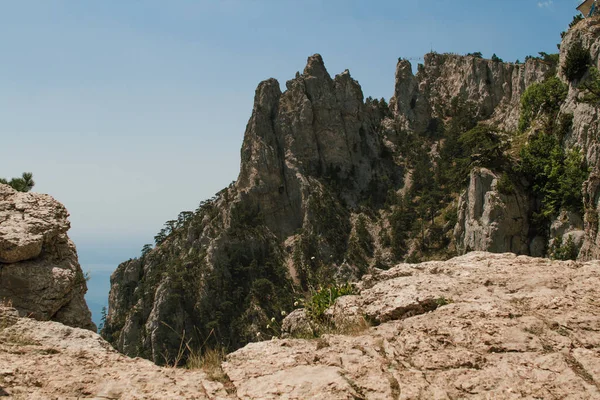 Kayalar ve dağın zirvesine denizden güzel manzaralarını — Stok fotoğraf