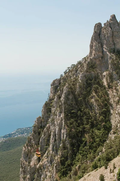 Kayalar ve dağın zirvesine denizden güzel manzaralarını — Stok fotoğraf