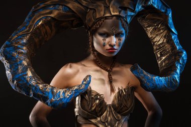 Boynuz siyah bir zemin üzerine Cadılar Bayramı için elbiseli güzel ince kız