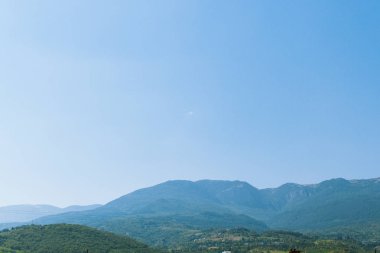Dağlarda bir güneşli yaz günde manzara