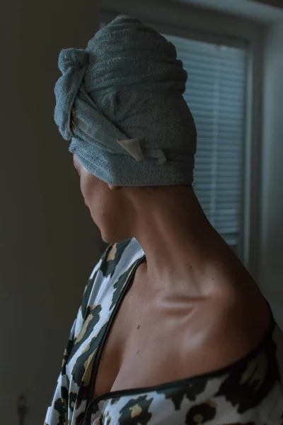 Başında bir duş sonra bir havlu ile güzel bir kızın portresi — Stok fotoğraf