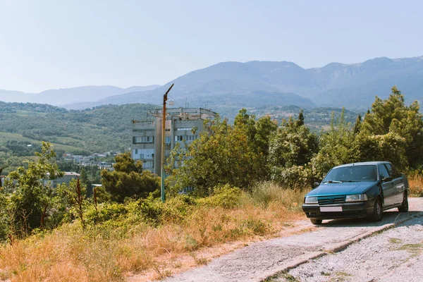 Dağlarda bir güneşli yaz günde manzara — Stok fotoğraf