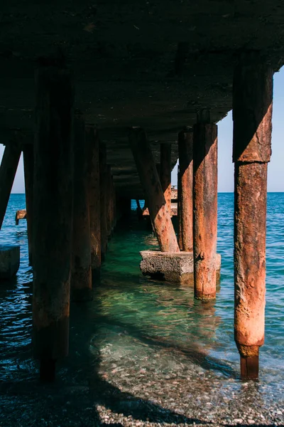 Viejo y abandonado muelle oxidado en el mar —  Fotos de Stock