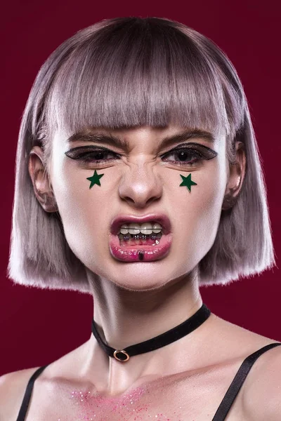 Sarı saçları ve makyaj kırmızı arka plan ile güzel kız 