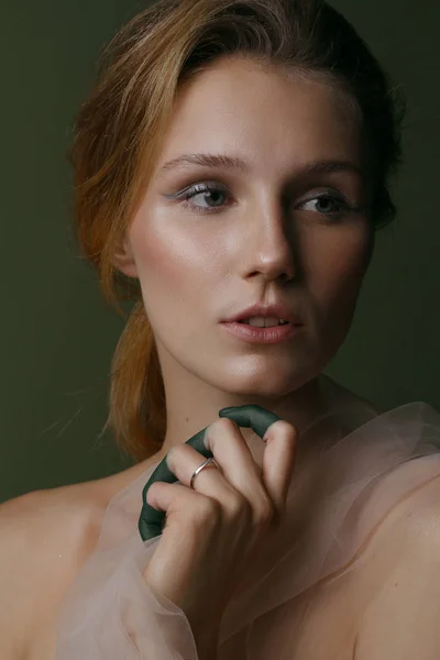 Retrato de moda de una hermosa chica en el estudio con joyas y maquillaje —  Fotos de Stock