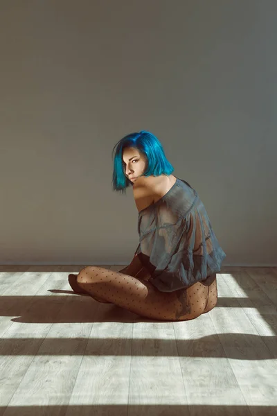 Mooi Meisje Met Een Slanke Figuur Gebruinde Huid Kort Haar — Stockfoto