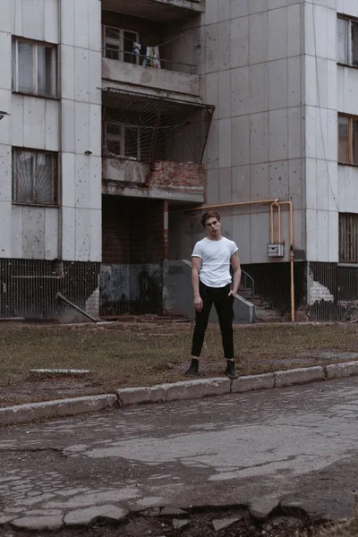 Beau Élégant Type Marche Dans Les Vieilles Rues Abandonnées — Photo