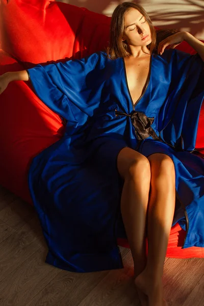 Belle Fille Robe Soie Bleue Reposant Lumière Soleil — Photo