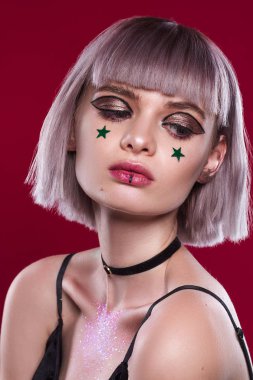 Sarı saçları ve makyaj kırmızı arka plan ile güzel kız