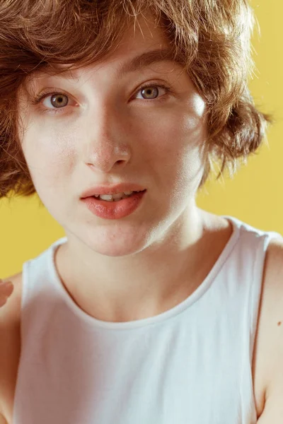 Krásná Emocionální Dívka Žlutém Podkladu Bez Make Přírodní Kůží — Stock fotografie
