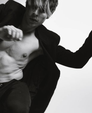 Yakışıklı olan bir atletik vücutla dansçı