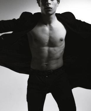 Yakışıklı olan bir atletik vücutla dansçı