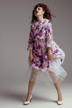 Güzel kız makyaj, saç stili ile ve arka plan üzerinde çiçekli elbise