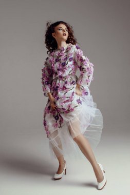 Güzel kız makyaj, saç stili ile ve arka plan üzerinde çiçekli elbise