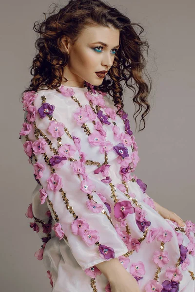 Belle Fille Avec Maquillage Coiffure Robe Avec Des Fleurs Sur — Photo