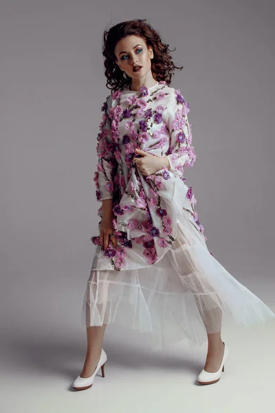 Hermosa Chica Con Maquillaje Peinado Vestido Con Flores Fondo — Foto de Stock