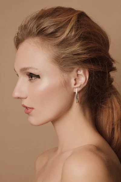 Gadis Cantik Dengan Make Kreatif Dan Perhiasan Perak Dengan Latar — Stok Foto