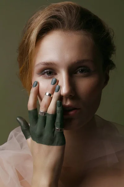 Menina Bonita Com Maquiagem Criativa Jóias Prateadas Fundo Verde — Fotografia de Stock