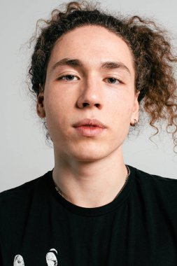 Uzun ve kıvırcık saçlı yakışıklı adam müzisyen