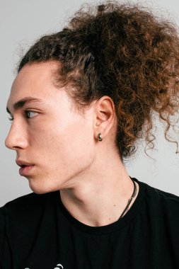 Uzun ve kıvırcık saçlı yakışıklı adam müzisyen