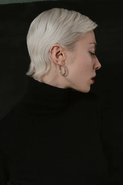 Красива Емоційна Дівчина Білим Волоссям Чорному Тлі — стокове фото
