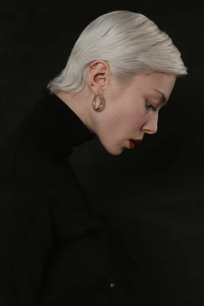 Hermosa Chica Emocional Con Pelo Blanco Sobre Fondo Negro — Foto de Stock