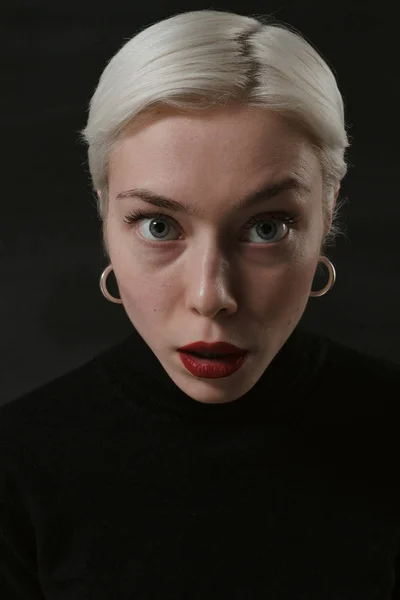 Hermosa Chica Emocional Con Pelo Blanco Sobre Fondo Negro — Foto de Stock