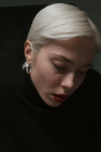 Hermosa Chica Emocional Con Pelo Blanco Sobre Fondo Negro — Foto de Stock