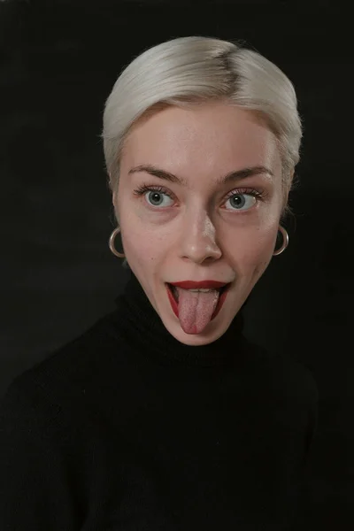 Krásná Emotivní Dívka Bílými Vlasy Černém Pozadí — Stock fotografie