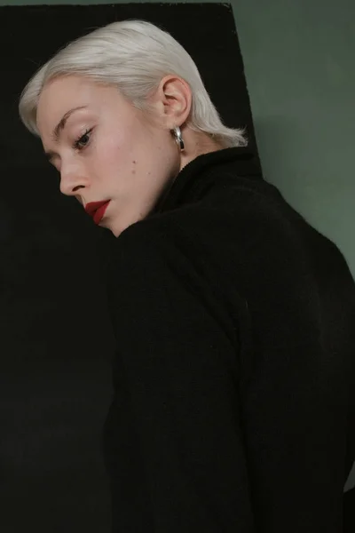 Красивая Эмоциональная Девушка Белыми Волосами Черном Фоне — стоковое фото