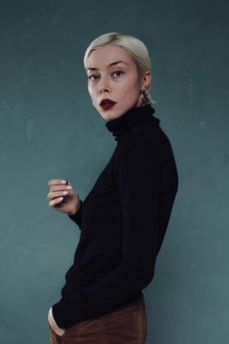 Kırmızı ruj ve dramatik duyguları ile güzel sarışın kız