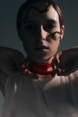 Güzel ve şık bir kız ile styling Studio moda giysiler içinde