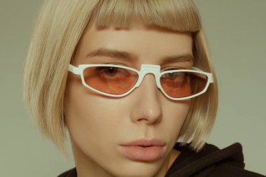 Kısa saç stili moda gözlük ile sarışın kız