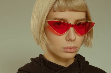 Kısa saç stili moda gözlük ile sarışın kız