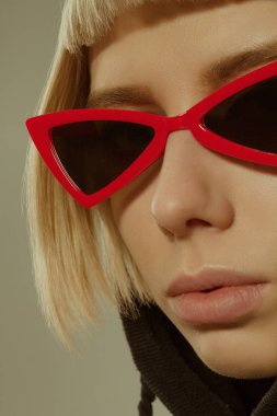 Kısa saç stili moda gözlük ile sarışın kız