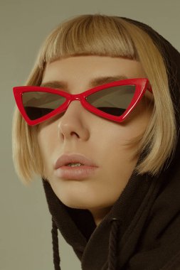 Kısa saç stili moda gözlük ile sarışın kız