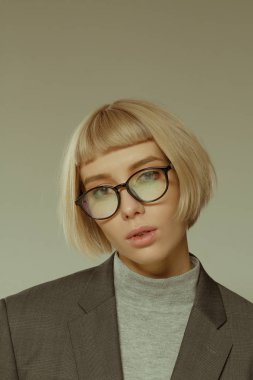 Kısa saç stili moda gözlük ile sarışın kız