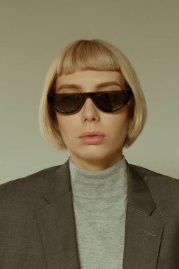 Kısa saç stili moda gözlük ile sarışın kız