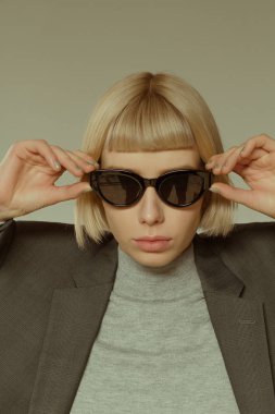 Kısa saç stili moda gözlük ile sarışın kız