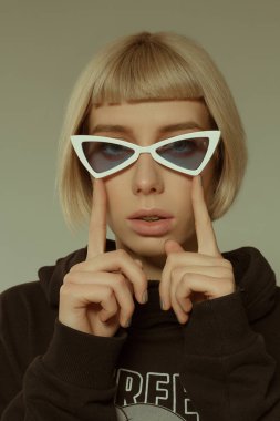 Kısa saç stili moda gözlük ile sarışın kız