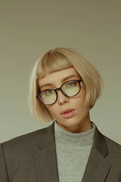 Blondýnka Krátkými Vlasy Styl Módní Brýle — Stock fotografie