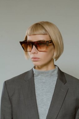 Kısa saç stili moda gözlük ile sarışın kız