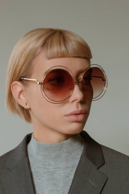 Kısa saç stili moda gözlük ile sarışın kız