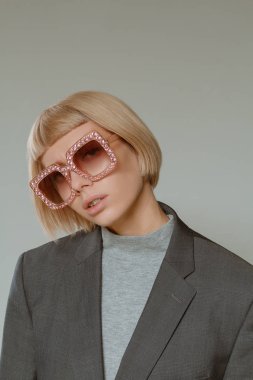 Kısa saç stili moda gözlük ile sarışın kız