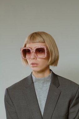 Kısa saç stili moda gözlük ile sarışın kız